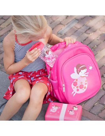 adorable petite fille marchant avec des sacs à provisions à l