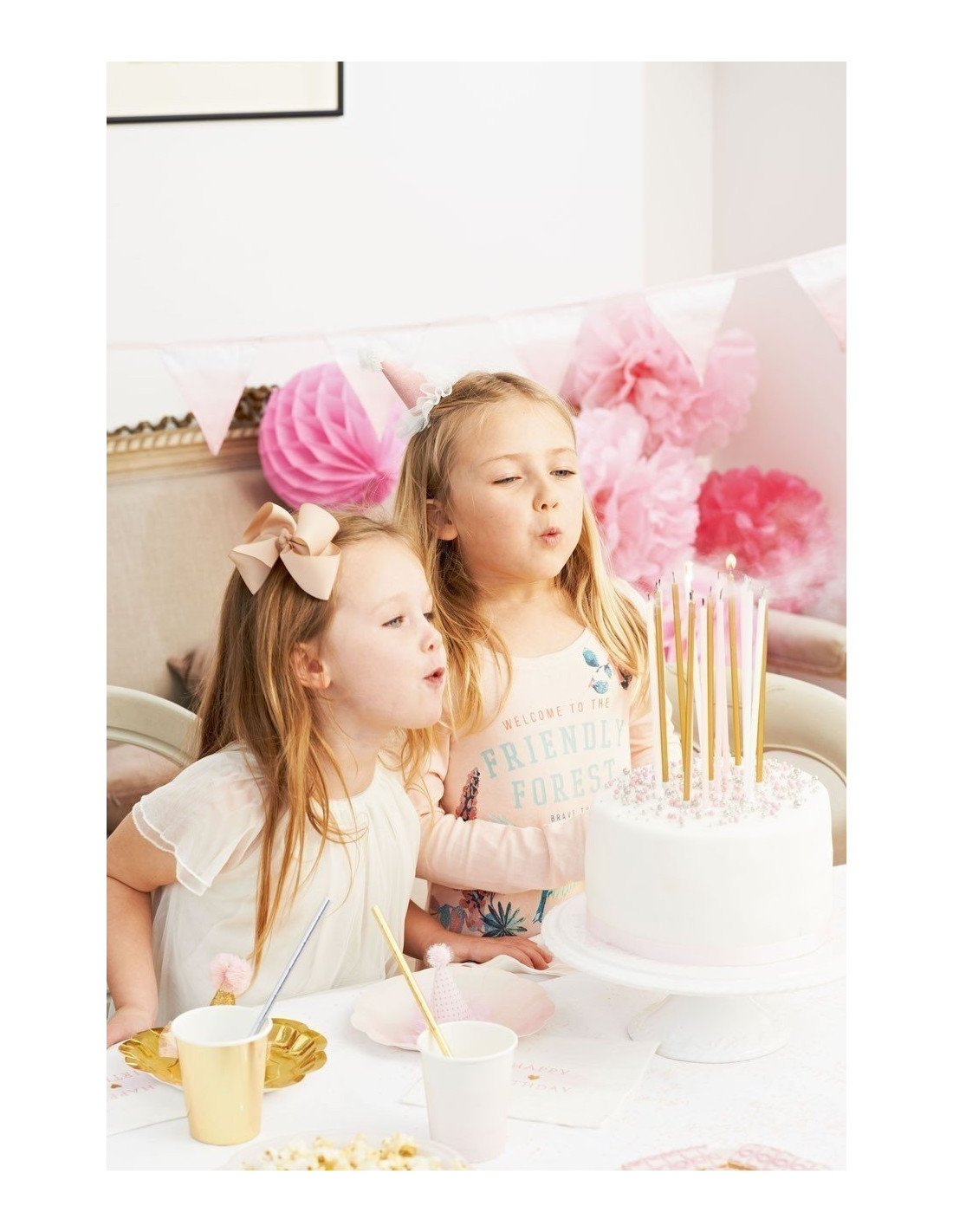 Petit Gâteau Rose D'anniversaire Avec La Bougie D'étincelle Image
